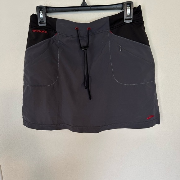 Brooks Women's Gray Skirt Built in shorts Size Small - Picture 1 of 12